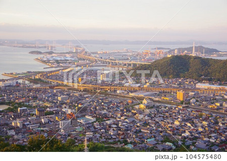 香川県 青ノ山から夕陽に照らされた瀬戸大橋を望む 香川県 青ノ山から夕陽に照らされた瀬戸大橋を望む 104575480