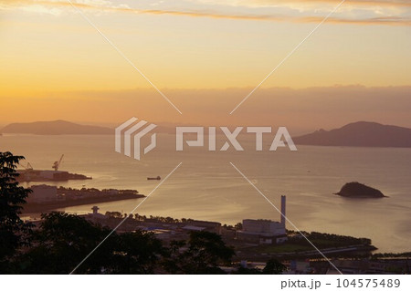 香川県　青ノ山から佐柳島・北木島・広島方面を望む 104575489