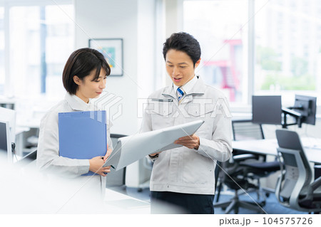 作業服のビジネスマン 104575726