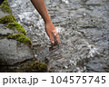 川の水を触る女性の手 104575745
