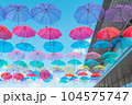 青空と沢山のカラフルな傘 104575747