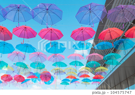 青空と沢山のカラフルな傘 青空と沢山のカラフルな傘 104575747