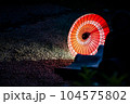 赤く光る和傘 104575802