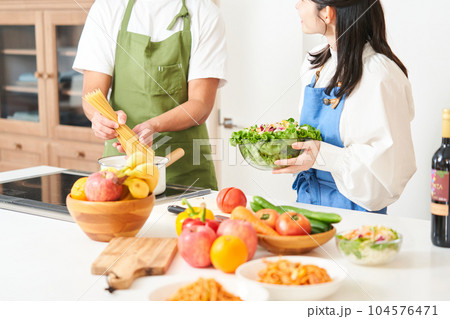 料理をする男女 料理をする男女 104576471