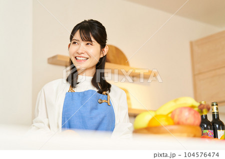 料理をする女性 料理をする女性 104576474