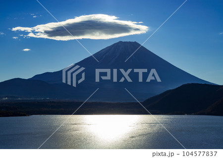 富士山と雲 山梨県身延町本栖湖にて 富士山と雲 山梨県身延町本栖湖にて 104577837