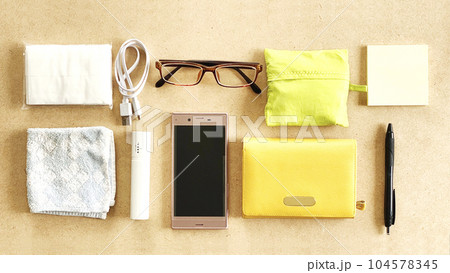 スマホ、サイフ、携帯マイバッグなどの所持品_俯瞰 104578345