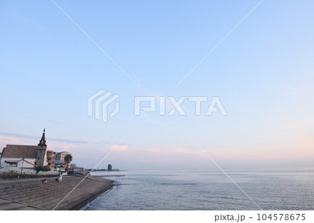 日没直後の柔らかい海と空 日没直後の柔らかい海と空 104578675