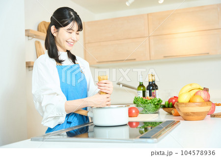 アイランドキッチンで料理をする女性 104578936