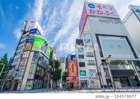 「東京都」新宿駅東口駅前の風景 104578977