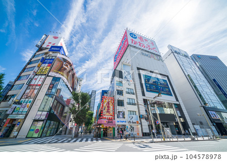 「東京都」新宿駅東口駅前の風景 104578978