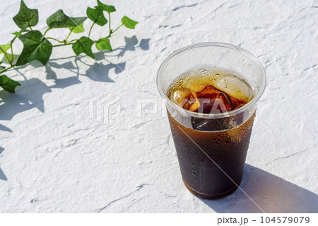 プラスチックのコップに入ったアイスコーヒーのクローズアップ 104579079