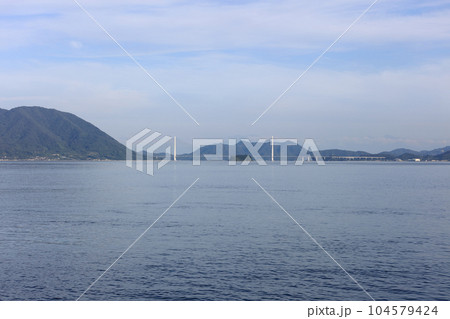 瀬戸内しまなみ海道の多々羅大橋を三原市幸崎から見る（橋の後方は伯方島） 104579424