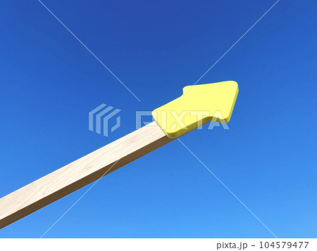 黄色い矢印右上_青空背景 104579477