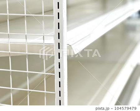 空っぽの白い什器の棚 104579479