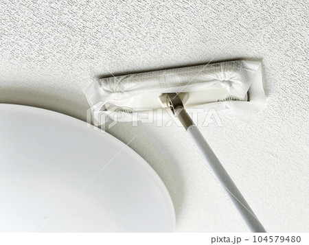 天井の照明付近をフローリングモップで掃除 104579480