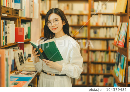 本屋にいる若い女性 本屋にいる若い女性 104579485