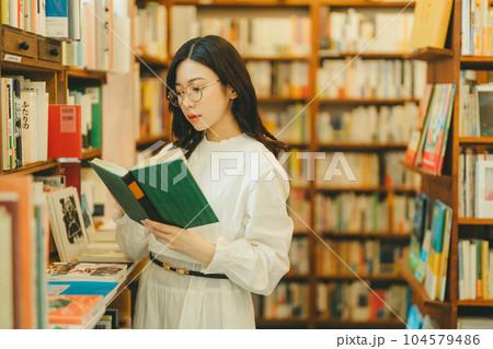 本屋にいる若い女性 本屋にいる若い女性 104579486