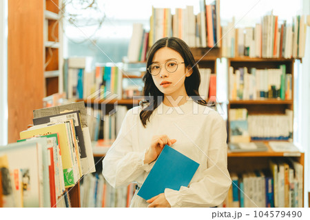 本屋にいる若い女性 104579490