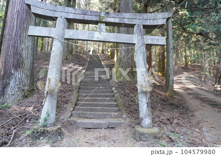 群馬県桐生市ぐんま百名山 栗生山の麓にある栗生神社の鳥居 2023年4月10日 群馬県桐生市ぐんま百名山 栗生山の麓にある栗生神社の鳥居 2023年4月10日 104579980