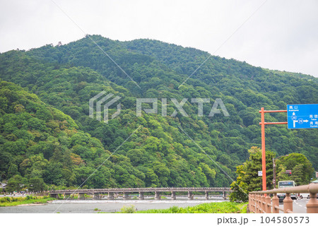 京都嵐山の渡月橋の風景（2023年6月インバウンド需要が戻ってきました） 104580573