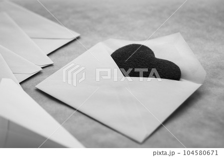 ラブレター　封筒　ハート　手紙　メッセージ　愛情 104580671