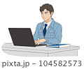 パソコンで事務作業をする若手の現場監督 104582573