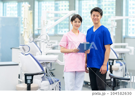 打ち合わせをする歯科医師 打ち合わせをする歯科医師 104582630