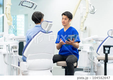 患者の治療をする歯科医師 104582647