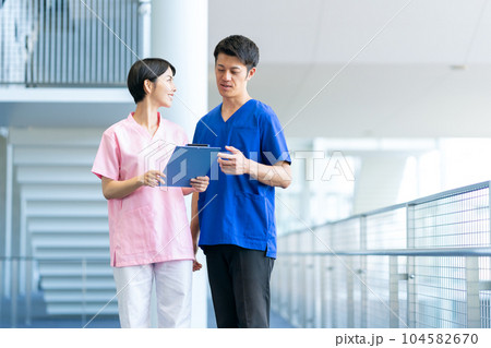 病院で打ち合わせをする医者と看護師 104582670