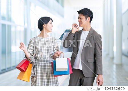 ショッピングをする若い夫婦 ショッピングをする若い夫婦 104582699