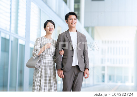 デートをする若い夫婦 デートをする若い夫婦 104582724