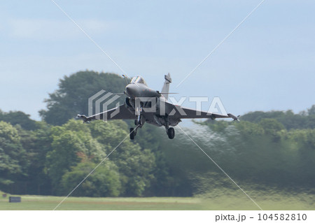 フランス空軍ラファール戦闘機離陸 104582810