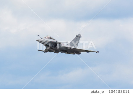 フランス空軍ラファール戦闘機離陸 104582811