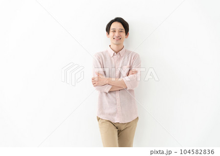 カジュアル男性ポートレート カジュアル男性ポートレート 104582836