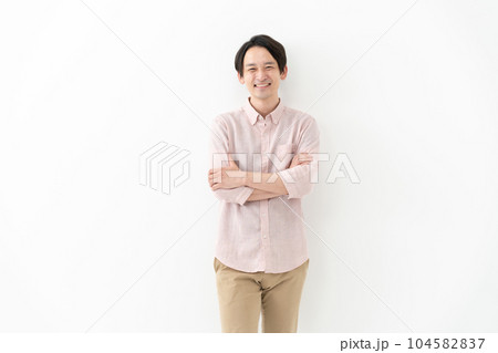 カジュアル男性ポートレート カジュアル男性ポートレート 104582837
