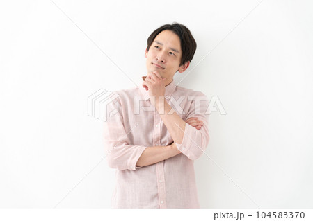 悩む男性 悩む男性 104583370