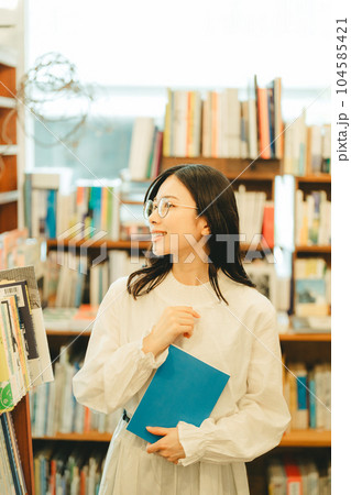 本屋にいる若い女性 104585421