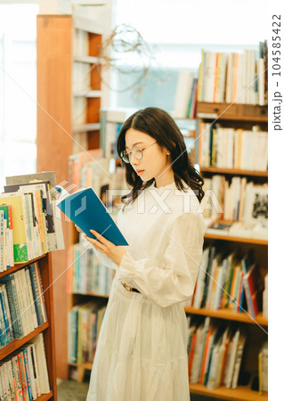 本屋にいる若い女性 本屋にいる若い女性 104585422