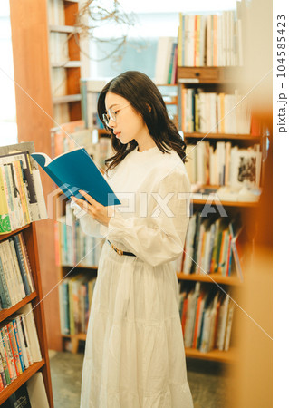 本屋にいる若い女性 104585423