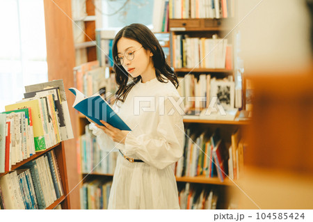 本屋にいる若い女性 104585424