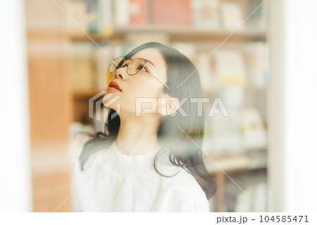 本屋にいる若い女性 104585471