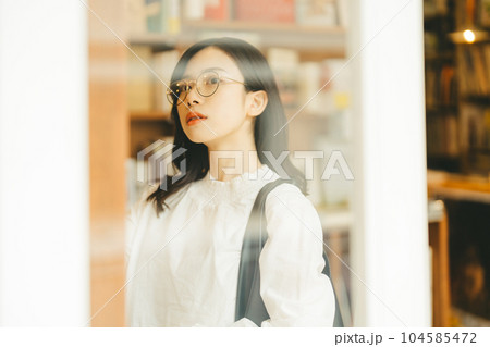 本屋にいる若い女性 本屋にいる若い女性 104585472