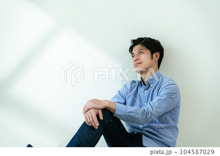 悩む男性 悩む男性 104587029