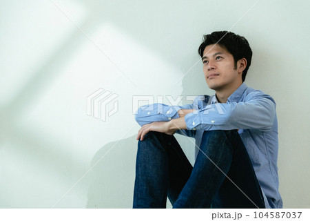 悩む男性 104587037