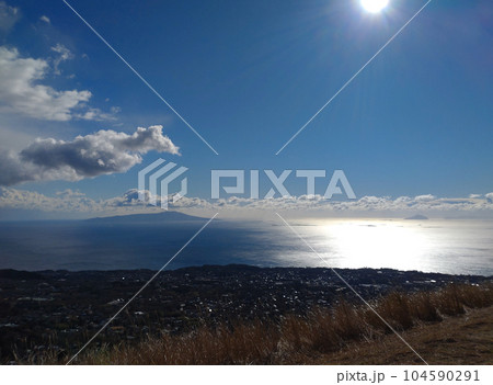 冬の大室山から見た太平洋 104590291