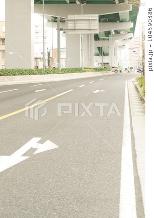 名古屋高速下の車がない道路 1 104590386