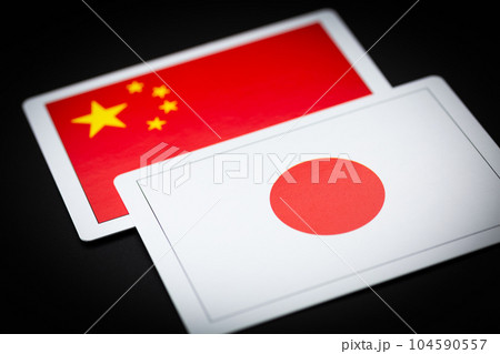 日本と中国の国旗 104590557