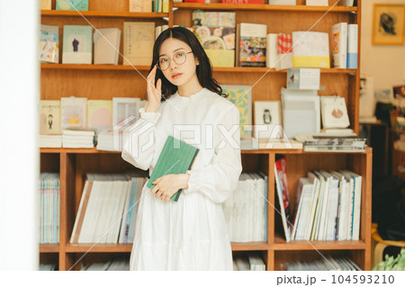 本屋にいる若い女性 104593210
