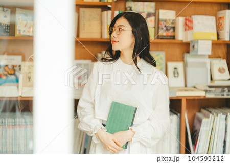 本屋にいる若い女性 104593212